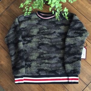 Derek💜 Heart Puffy camo black and red sweatshirt
